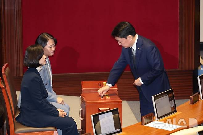 [서울=뉴시스] 고승민 기자 = 안철수 국민의힘 의원이 7일 오후 서울 여의도 국회에서 열린 제418회국회(정기회) 제17차 본회의에서 윤석열 대통령 탄핵소추안 투표를 하고 있다. 2024.12.07. kkssmm99@newsis.com