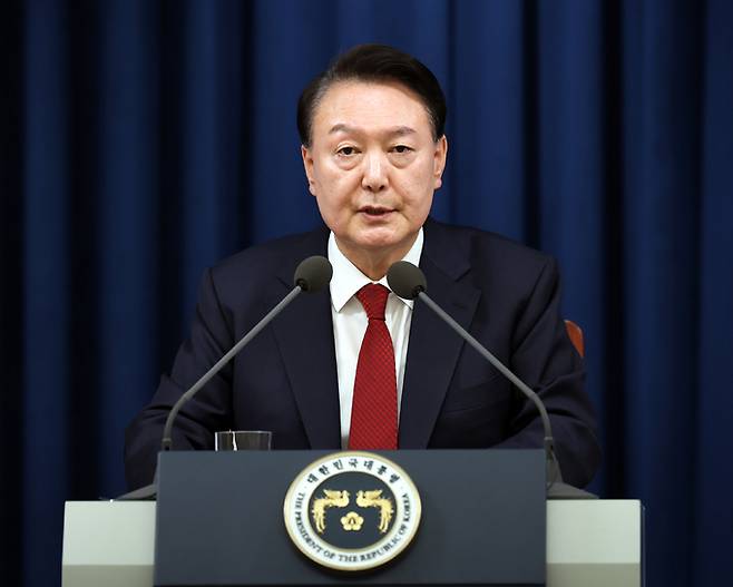 윤석열 대통령이 3일 서울 용산 대통령실 청사에서 긴급 대국민 특별 담화를 발표하고 있다. 대통령실 제공