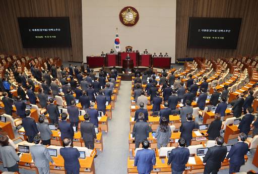 더불어민주당 박찬대 원내대표 등 야당 의원들이 7일 오후 국회 본회의에서 비상계엄해제요구결의안에 참석한 국민의힘 의원들의 이름을 호명하고 있다.&nbsp; &nbsp;연합뉴스