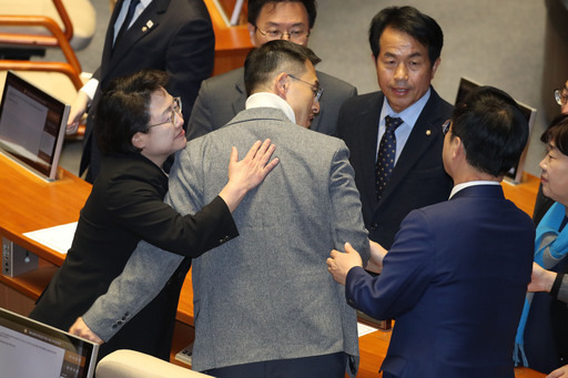 김상욱 국민의힘 의원이 7일 오후 서울 여의도 국회 본회의장에서 윤석열 대통령 탄핵소추안 투표를 마친뒤 더불어민주당을 비롯한 야당 의원들의 격려를 받고 있다.    뉴스1