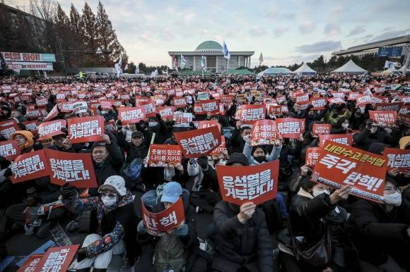 구호 외치는 시민들 - 7일 서울 영등포구 국회 앞에서 열린 ‘내란죄 윤석열 퇴진! 국민주권 실현! 사회대개혁! 국민촛불대행진’에서 시민들이 구호를 외치고 있다. 2024.12.07. 뉴시스