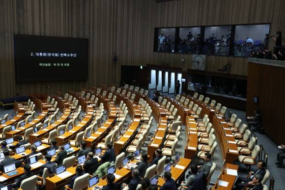 본회의장 나간 국민의힘 - 7일 오후 서울 여의도 국회에서 열린 제418회국회(정기회) 제17차 본회의에서 윤석열 대통령 탄핵소추안이 상정되자 국민의힘 의원들이 퇴장해 자리가 비어 있다. 2024.12.07. 뉴시스