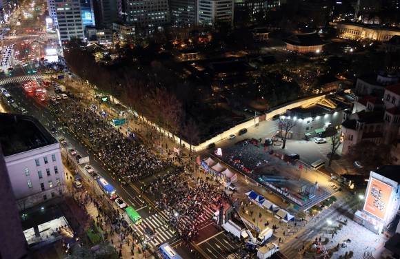 세종대로 메운 보수집회 - 7일 서울 광화문 동화면세점 앞에서 대한민국바로세우기국민운동본부 주최로 ‘자유 대한민국 수호 광화문 국민혁명대회’ 가 열리고 있다. 2024.12.7 연합뉴스