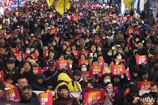 12월4일 서울 종로구 동화면세점 앞에서 시민들이 촛불집회를 열고 있다. ⓒ시사IN 이명익