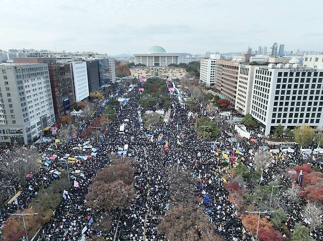 국회 앞 모인 시민들이 건물 사이 골목마다 빽빽히 들어차 있다. ⓒ시사IN 이명익