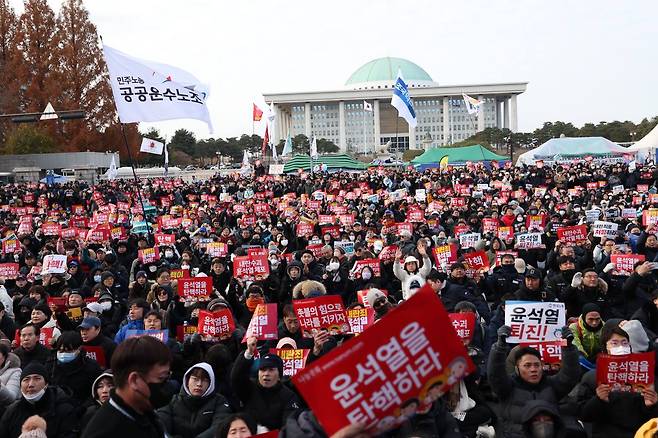 국회 앞 모인 시민들. ⓒ시사IN 조남진