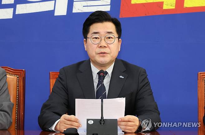 발언하는 박찬대 원내대표 (서울=연합뉴스) 김주형 기자 = 더불어민주당 박찬대 원내대표가 3일 오전 국회에서 열린 원내대책회의에서 발언하고 있다. 2024.12.3 kjhpress@yna.co.kr
