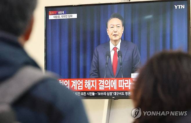 대통령 담화 뉴스 보는 시민 (청주=연합뉴스) 이성민 기자 = 윤석열 대통령이 대국민 담화를 발표한 7일 오전 충북 청주시 흥덕구 가경동 시외버스터미널 대합실에서 시민들이 뉴스를 보고 있다. 2024.12.7 chase_arete@yna.co.kr