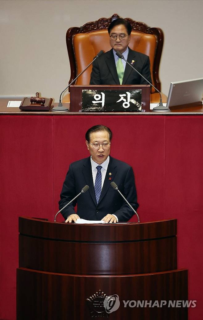 박성재 법무장관, 김건희 특검법 재의요구 이유설명 (서울=연합뉴스) 김주형 기자 = 7일 오후 국회 본회의에서 재의결 안건인 김건희 여사 특검법에 대해 박성재 법무부 장관이 재의요구 이유를 설명하고 있다. 2024.12.7 kjhpress@yna.co.kr