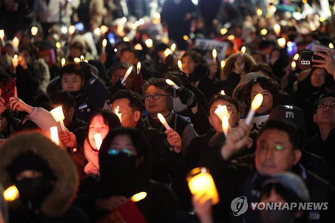 촛불 들고 국회 앞으로 (서울=연합뉴스) 김성민 기자 = 6일 오후 서울 영등포구 국회의사당역 인근에서 시민들이 대통령 탄핵을 촉구하는 촛불집회에 참석해 있다. 2024.12.6 ksm7976@yna.co.kr