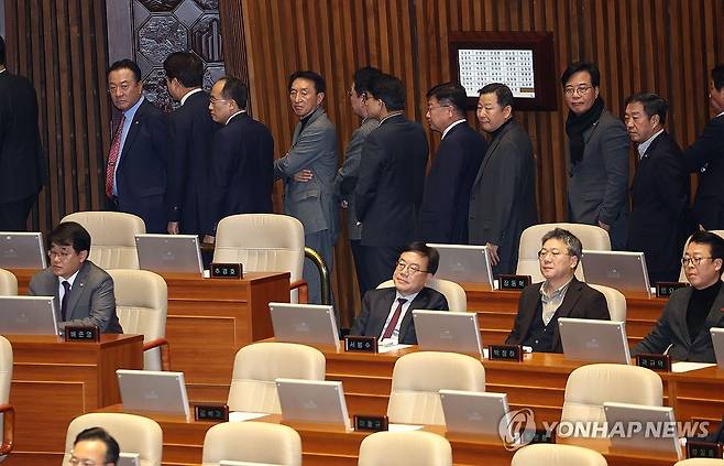 어두운 표정으로 본회의 참석한 국민의힘 (서울=연합뉴스) 류영석 기자 = 국민의힘 의원들이 7일 오후 국회 본회의 김건희 여사 특검법 표결에 참여하고 있다. 2024.12.7 ondol@yna.co.kr