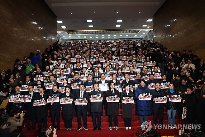 '탄핵 표결 무산' 규탄대회하는 민주당 (서울=연합뉴스) 류영석 기자 = 더불어민주당 이재명 대표를 비롯한 의원들이 윤석열 대통령에 대한 탄핵소추안 표결이 무산된 7일 국회에서 탄핵 촉구 및 국민의힘 규탄 대회를 하고 있다. 2024.12.7 ondol@yna.co.kr