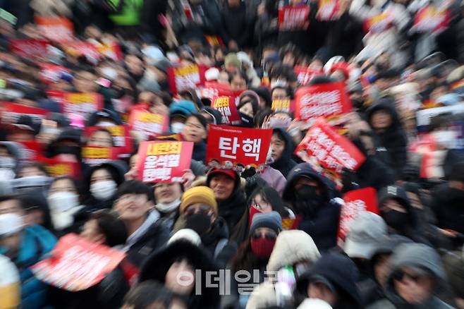 [이데일리 방인권 기자] 7일 오후 서울 영등포구 여의도 국회의사당 앞에서 열린 ‘범국민촛불대행진’에서 시민들이 윤석열 대통령의 탄핵소추안과 김건희 특검법 통과를 촉구하며 구호를 외치고 있다.