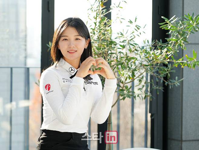 박현경이 최근 이데일리와 만나 인터뷰를 진행하며 사진 촬영에 임하고 있다.(사진=이데일리 골프in 조원범 기자)