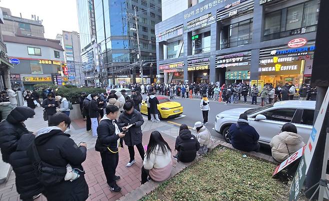 - 거다이맥스 라프라스를 잡기 위해 강남역에 모인 트레이너들