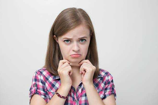 이중턱은 나이가 들어 보이게 하고 체중보다 더 살이 쪄 보이게 만들어 외모 콤플렉스로 작용하기도 한다. [사진=게티이미지뱅크]