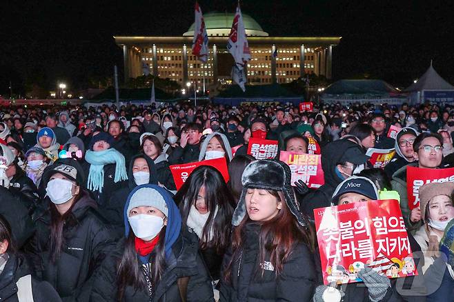 7일 오후 서울 여의도 국회 앞에서 열린 '범국민촛불대행진'에 참가한 시민들이 국민의힘의 표결 불참으로 윤석열 대통령의 탄핵소추안이 폐기되자 허탈해 하고 있다. 2024.12.7/뉴스1 ⓒ News1 신웅수 기자