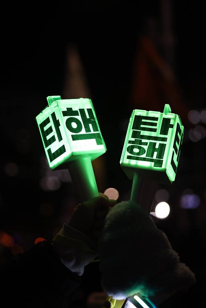 응원봉을 들고 촛불 시위에 참여한 팬들. 사진| X 캡처