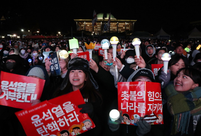 7일 오후 서울 여의도 국회 앞에서 열린 윤석열 대통령 탄핵 집회에서 응원봉을 든 참가자들이 탄핵안 통과를 촉구하고 있다. 사진 | 연합뉴스