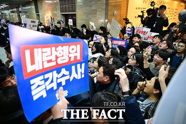 7일 오후 서울 여의도 국회 본회의장에서 '김건희 여사 특검법' 표결이 여당의 반대로 부결된 가운데 민주당 당직자들이 여당 의원들에게 항의하고 있다. /남윤호 기자