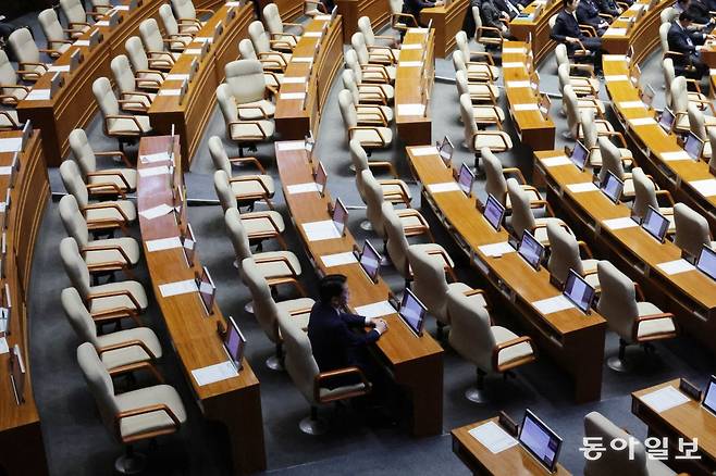 7일 열린 국회 본회의에서 국민의힘 의원들이 당론에 따라 윤석열 대통령 탄핵소추안 표결 전 모두 퇴장한 가운데, 안철수 의원만 홀로 앉아 투표를 기다리고 있다. 박형기 기자 oneshot@donga.com