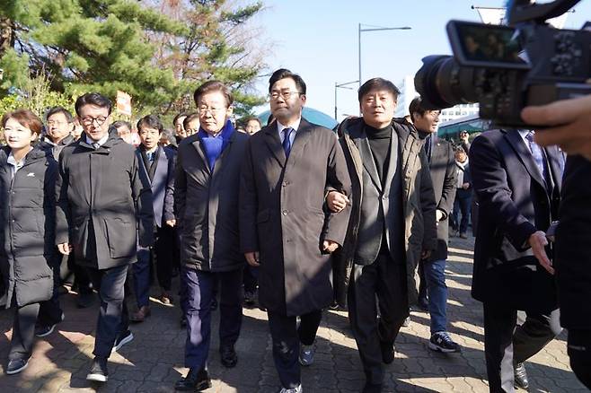 이재명 민주당 대표와 박찬대 원내대표, 이언주·김민석 최고위원 등 민주당 지도부가 지난 7일 서울 여의도 국회 앞에서 탄핵표결을 앞두고 밤을 지새운 시민들에게 감사의 인사를 전했다. 사진=박문수 기자