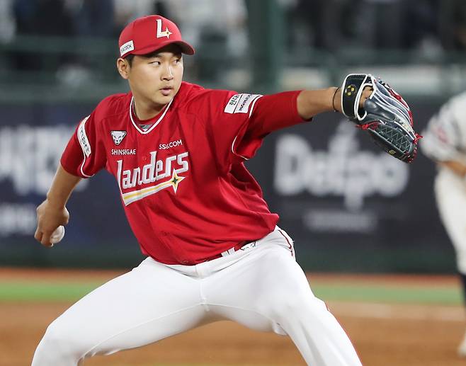 지난 10월 초 SSG에서 방출돼 새 소속팀을 찾고 있는 사이드암스로 박민호. SSG 제공