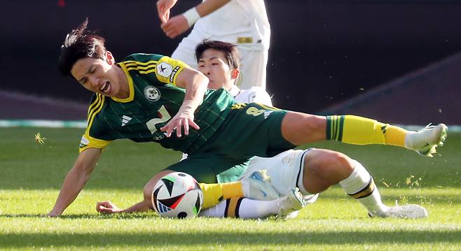 <yonhap photo-4669=""> '반칙이야' (전주=연합뉴스) 정경재 기자 = 8일 전주월드컵경기장에서 열린 하나은행 K리그 2024 승강 플레이오프(PO) 전북 현대와 서울 이랜드의 경기. 전북 이영재가 상대 수비 태클에 걸려 넘어지고 있다. 2024.12.8 jaya@yna.co.kr/2024-12-08 15:25:50/ <저작권자 ⓒ 1980-2024 ㈜연합뉴스. 무단 전재 재배포 금지, AI 학습 및 활용 금지></yonhap>