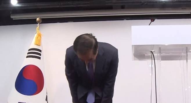 한덕수 국무총리가 8일 서울 여의도 국민의힘 당사에서 대국민 담화 발표를 시작하기 전 국민들에게 허리숙여 사과하고 있다. (SBS 캡처)