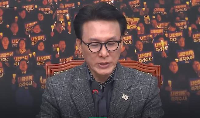 김민석 더불어민주당 최고위원이 8일 국회에서 기자간담회를 갖고, "한동훈 대표는 위헌, 불법적 국정운영을 주도할 어떤 권한도 갖고 있지 못하다"라면서 비판의 목소리를 높였다. (SBS 캡처)