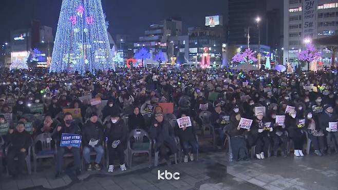 ▲광장에 모인 광주 시민들