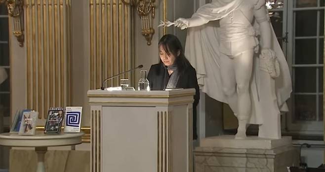 한강 작가가 7일 오후 (현지 시간) 스웨덴 스톡홀름 스웨덴 아카데미에서 노벨상 수상 기념 강연을 하고 있다. 유튜브 화면 캡처
