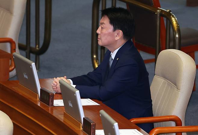 안철수 국민의힘 의원이 7일 국회 본회의에서 대통령 탄핵소추안에 대한 더불어민주당 박찬대 원내대표의 제안 설명을 의석에 앉아 듣고 있다. 연합뉴스