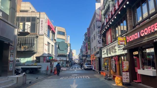 윤석열 대통령 탄핵 집회 다음 날인 8일 서울 광진구 건대입구역 상권은 평상시보다 한산한 모습이었다. 주요 거리에서 식당이나 카페를 운영하는 자영업자들은 탄핵 정국 장기화로 불황이 길어질까 우려하고 있다. 이다연 기자