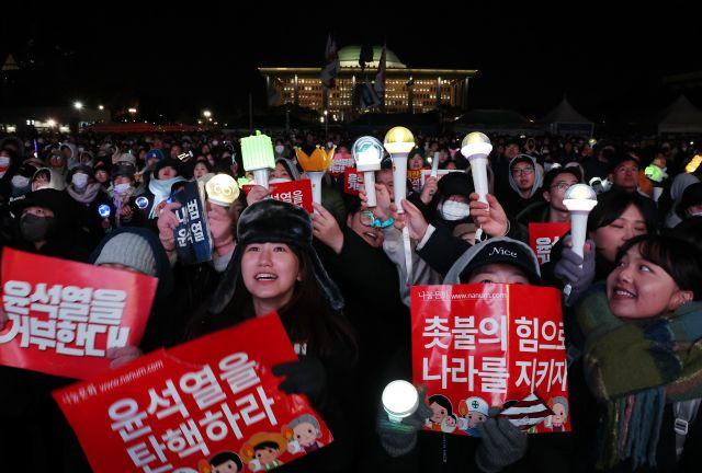 7일 오후 서울 여의도 국회 앞에서 열린 촛불집회에서 응원봉을 든 참가자들이 윤석열 대통령의 탄핵안 통과를 촉구하고 있다. 연합뉴스