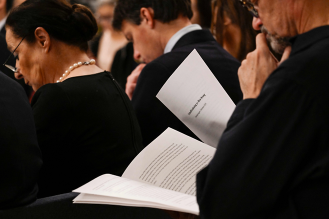 한강 작가의 노벨 강연 원고를 읽는 스웨덴 한림원 2층의 청중들. 한강 작가의 노벨 강연 원고는 노벨위원회 웹사이트에 현재 공개돼 있다. 스웨덴어, 영어와 함께 한국어로도 온라인 배포됐으며 강연 시작과 동시에 누구나 읽을 수 있도록 전문이 공개됐다. [AFP·연합뉴스]