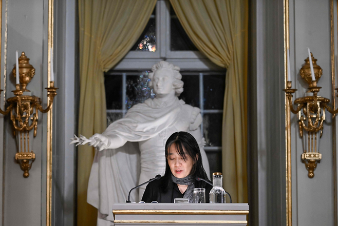 올해 노벨문학상을 수상한 한강 작가가 7일(현지시간) 스웨덴 한림원에서 강연하는 모습. 한강 작가의 이날 강연 제목은 ‘빛과 실’이었다. [AFP·연합뉴스]