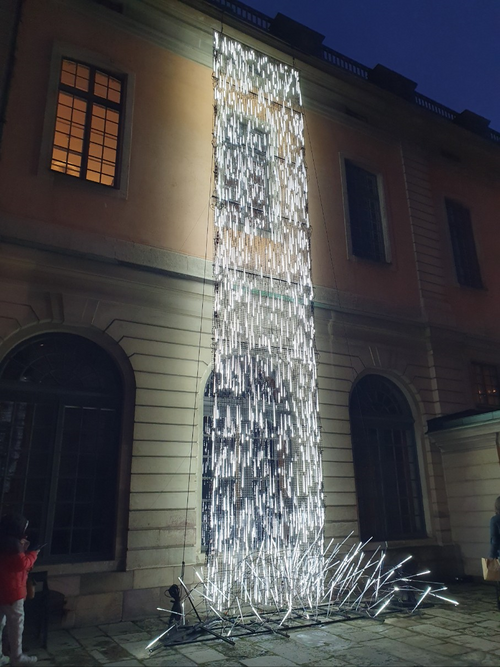한강 작가의 노벨 강연이 열린 스웨덴 한림원 건물에 타고르의 희곡 ‘폭포’를 형상화한 LED 작품이 설치된 모습. [김유태 기자]
