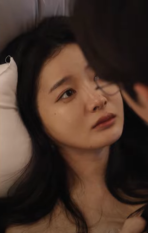 숏폼 드라마 ‘너에게만 몹쓸 짓’의 주인공 서진이 의붓 오빠 도현을 바라보는 모습. 장면 캡처