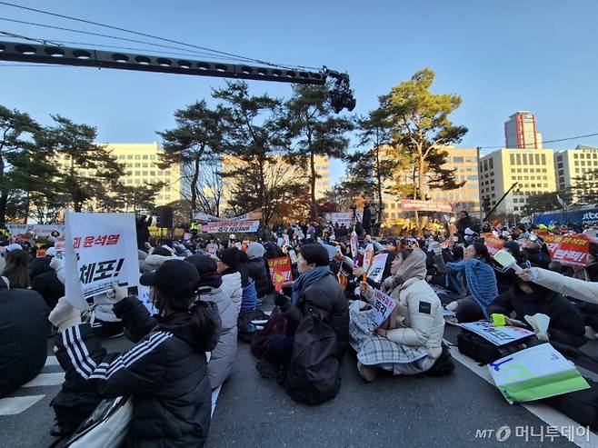 8일 오후 서울 여의도 국회의사당 앞 의사당대로에서 열린 촛불집회에 아이돌 응원봉을 들고 온 한 시민이 구호를 외치고 있다. /사진=박진호 기자