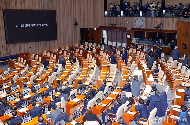 7일 오후 서울 여의도 국회 본회의장에서 김건희 특검법(윤석열 대통령 배우자 김건희의 주가조작 사건 등의 진상규명을 위한 특별검사 임명 등에 관한 법률안 재의의 건) 부결 후 윤석열 대통령 탄핵소추안이 상정되자 안철수 국민의힘 의원을 제외한 여당 의원들이 퇴장하고 있다. 2024.12.7/뉴스1  Copyright (C) 뉴스1. All rights reserved. 무단 전재 및 재배포,  AI학습 이용 금지.