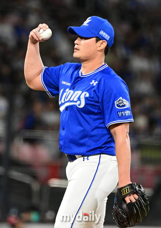 2024년 6월 28일 경기도 수원 KT위즈파크에서 '2024 신한 SOL Bank KBO리그' 삼성 라이온즈와 KT 위즈의 경기가 열렸다. 삼성 오승환이 9회말 1사 1.3루서 KT 홍현빈에게 끝내기 안타를 맞은 뒤 아쉬워하고 있다.