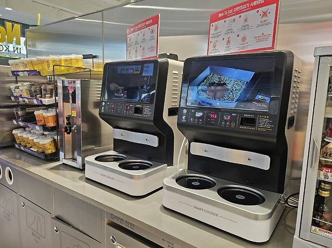 [서울=뉴시스] 이현주 기자=CU명동역점의 K라면 특화존에 위치한 즉석 라면 조리기. 2024.12.06. juicy@newsis.com *재판매 및 DB 금지