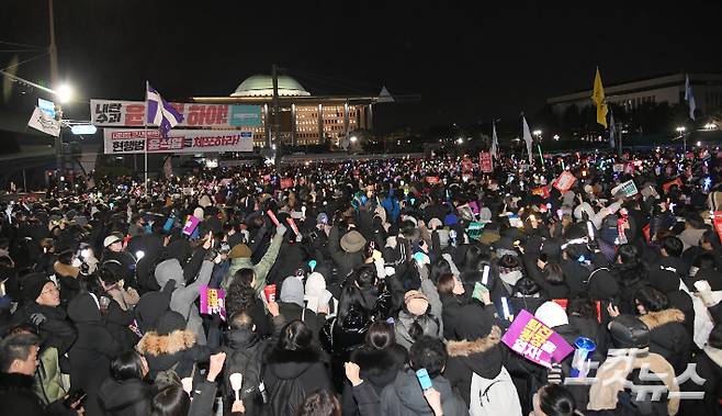 윤석열 대통령 탄핵소추안이 본회의에 상정된 7일 서울 여의도 국회 앞에서 시민들이 탄핵가결을 촉구하고 있다. 박종민 기자