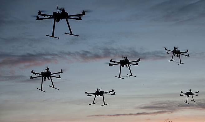 군집드론이 일정 간격으로 비행하고 있다. 게티이미지