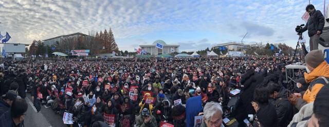 역사는 반복된다고 했나. 7일 서울 여의도 국회 앞에 탄핵안 표결 처리를 촉구하는 사람들이 집결해 있다. 연합뉴스