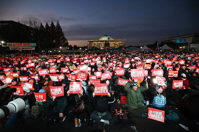 7일 오후 서울 여의도 국회 앞에서 열린 '내란죄 윤석열 퇴진! 국민주권 실현! 사회대개혁! 범국민촛불대행진'에서 참석자들이 촛불을 들고 있다. ⓒ시사저널 임준선