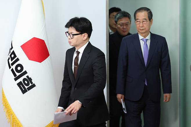한덕수 국무총리와 국민의힘 한동훈 대표가 12월8일 오전 서울 여의도 국민의힘 당사에서 국정 수습 방안을 담은 공동 담화문을 발표하기 위해 회견장으로 들어서고 있다. ⓒ연합뉴스