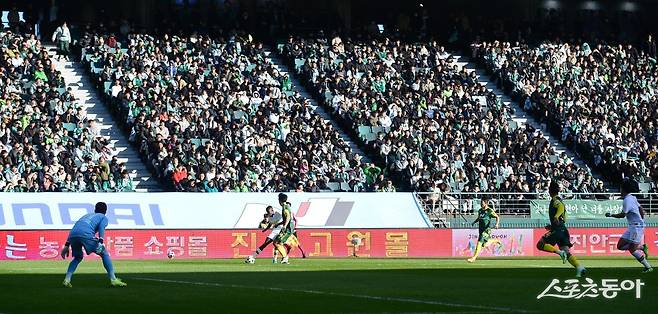 전북-서울 이랜드의 K리그 승강 PO 2차전이 열린 8일 전주월드컵경기장은 절박함과 희망, 쓰라린 좌절과 안도의 한숨이 교차했다. 전주｜주현희 기자 teth1147@donga.com