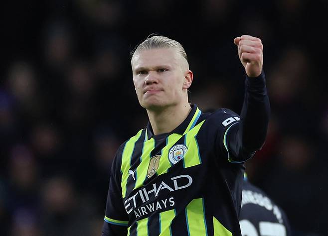 리코 루이스가 값진 동점골을 터트렸으나 이후 퇴장을 당하며 천당과 지옥을 오갔다. 맨체스터 시티(이하 맨시티)는 엘링 홀란이 리그 13호 골을 터트렸으나 강등권에 위치한 크리스털 팰리스 원정에서 2-2 무승부를 거두면서 2연승에 실패했다. <저작권자(c) 연합뉴스, 무단 전재-재배포, AI 학습 및 활용 금지>